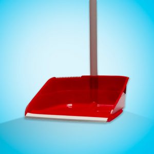 Recogedor con goma y mango de plástico